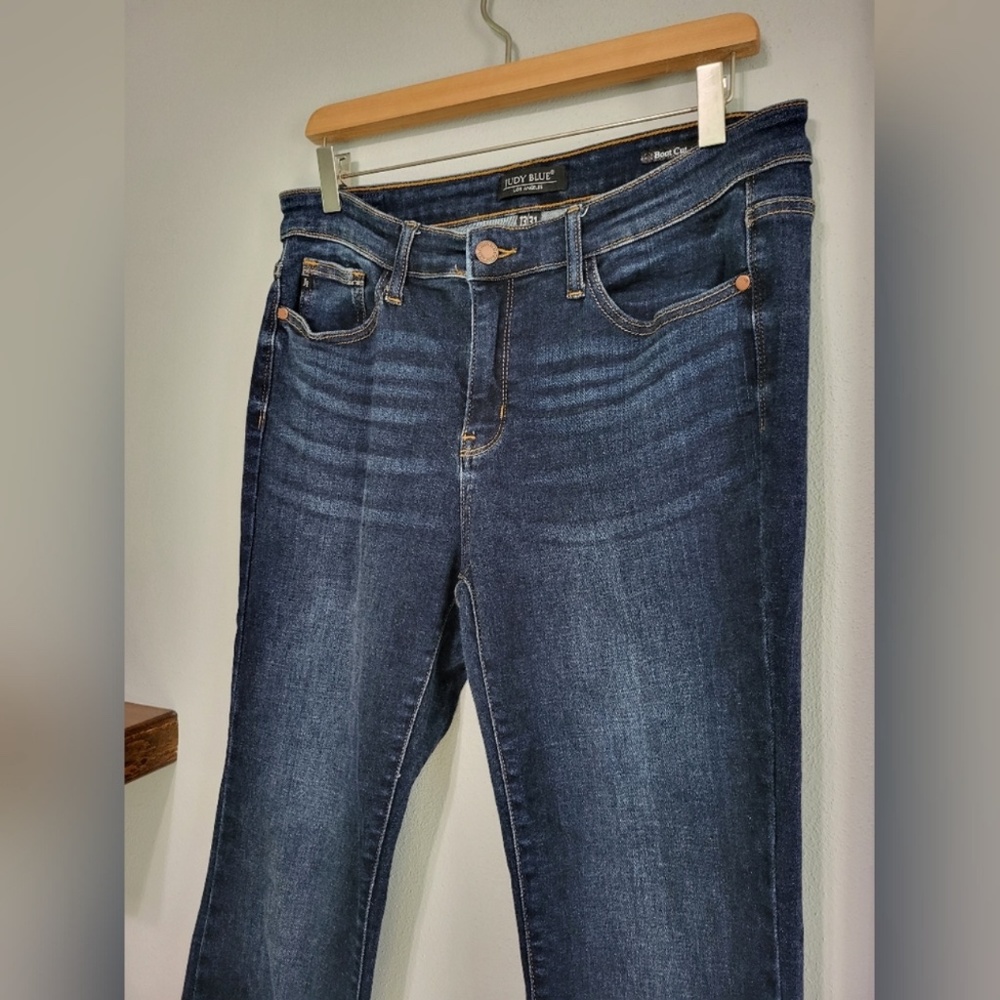 Judy Blue Size 13/31 Whiskered Dark Wash Bootcut Jeans~Frayed Hem~like New! - Picture 6 of 13